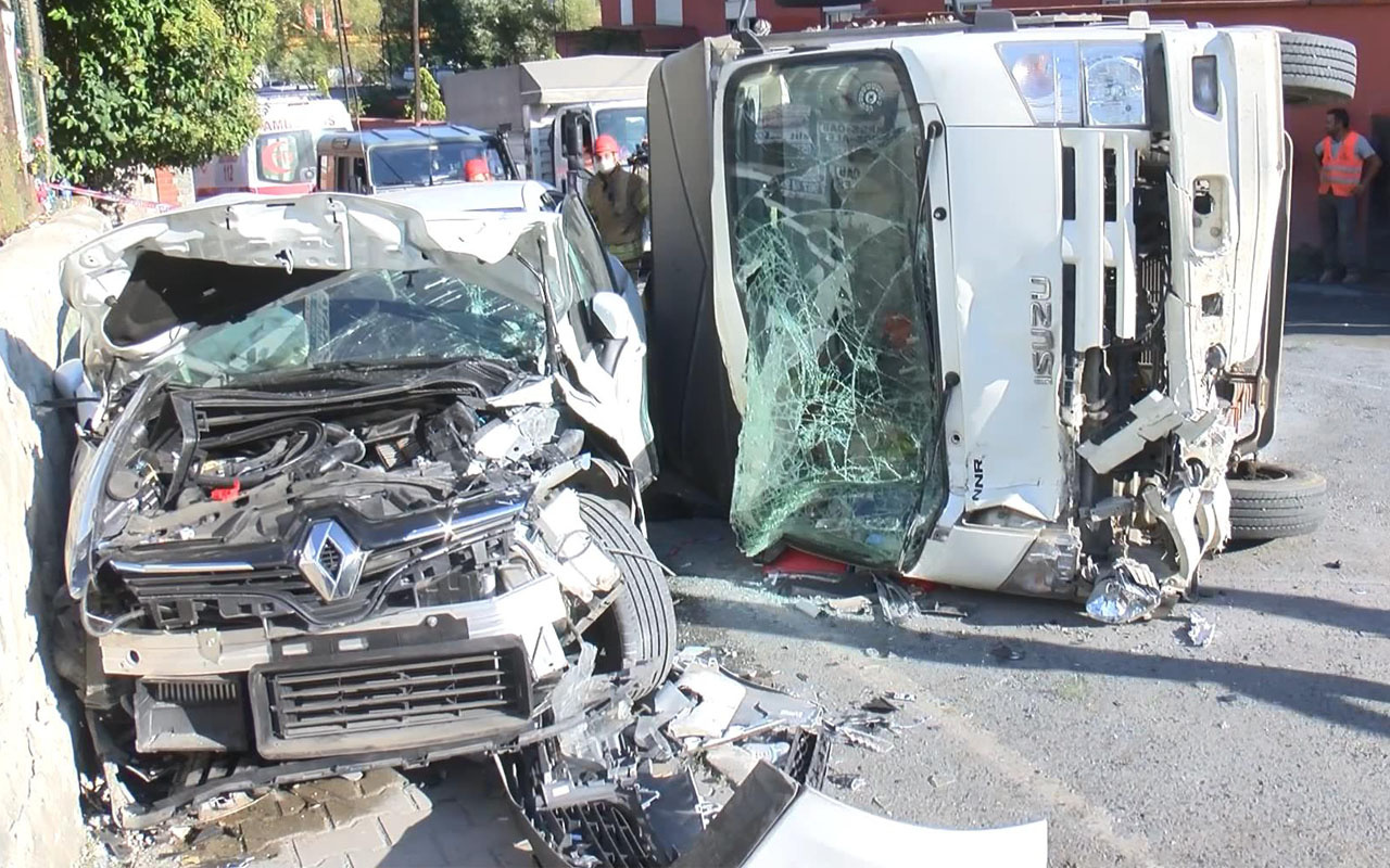 Gaziantep'te yokuş aşağı inen kamyonet kazayı getirdi: 4 yaralı