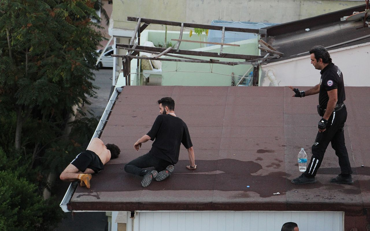 Antalya'da binanın çatısına çıkan genç sızıp kaldı yürekler ağza geldi