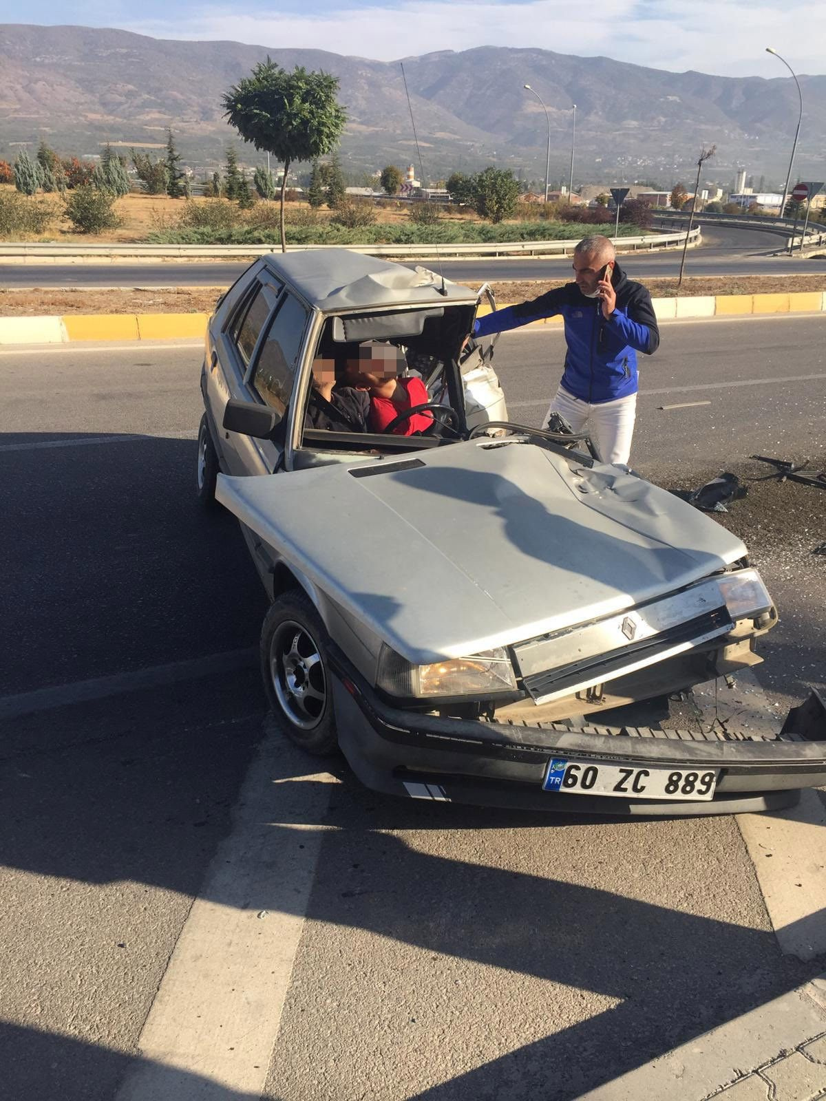 Tokat'ta traktöre arkadan çarpan otomobildeki baba ile oğlunu ölüm ayırdı