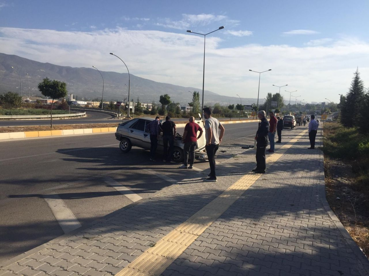 Tokat'ta traktöre arkadan çarpan otomobildeki baba ile oğlunu ölüm ayırdı