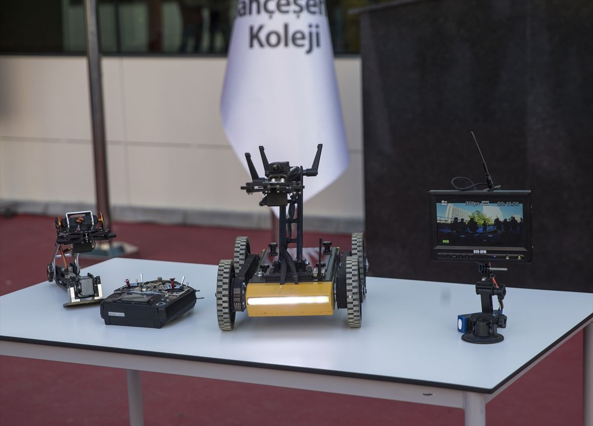 Lise öğrencilerinin bomba imha robotu 'Naim' tanıtıldı