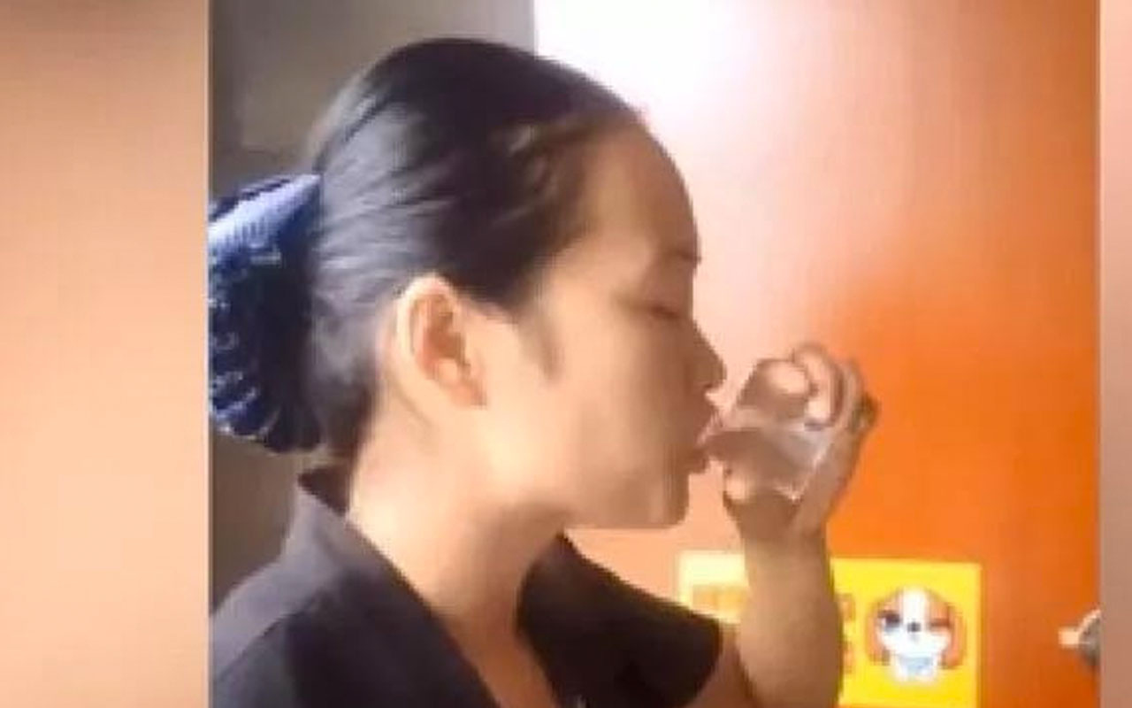 Çin'de temizlik işçisi işini iyi yaptığını kanıtlamak için tuvalet suyu içti