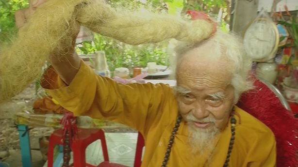 92 yaşındaki adam 80 yıldır saçını ne kesiyor ne de yıkıyor! Sebebi ise herkesi şaşırttı