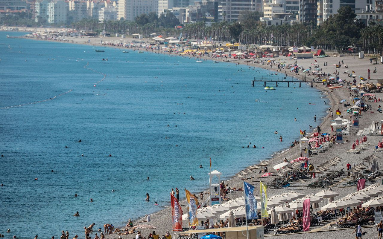 Konyaaltı Sahili'nde deniz, kum ve güneş sefası Antalya yazı aratmamaya devam ediyor