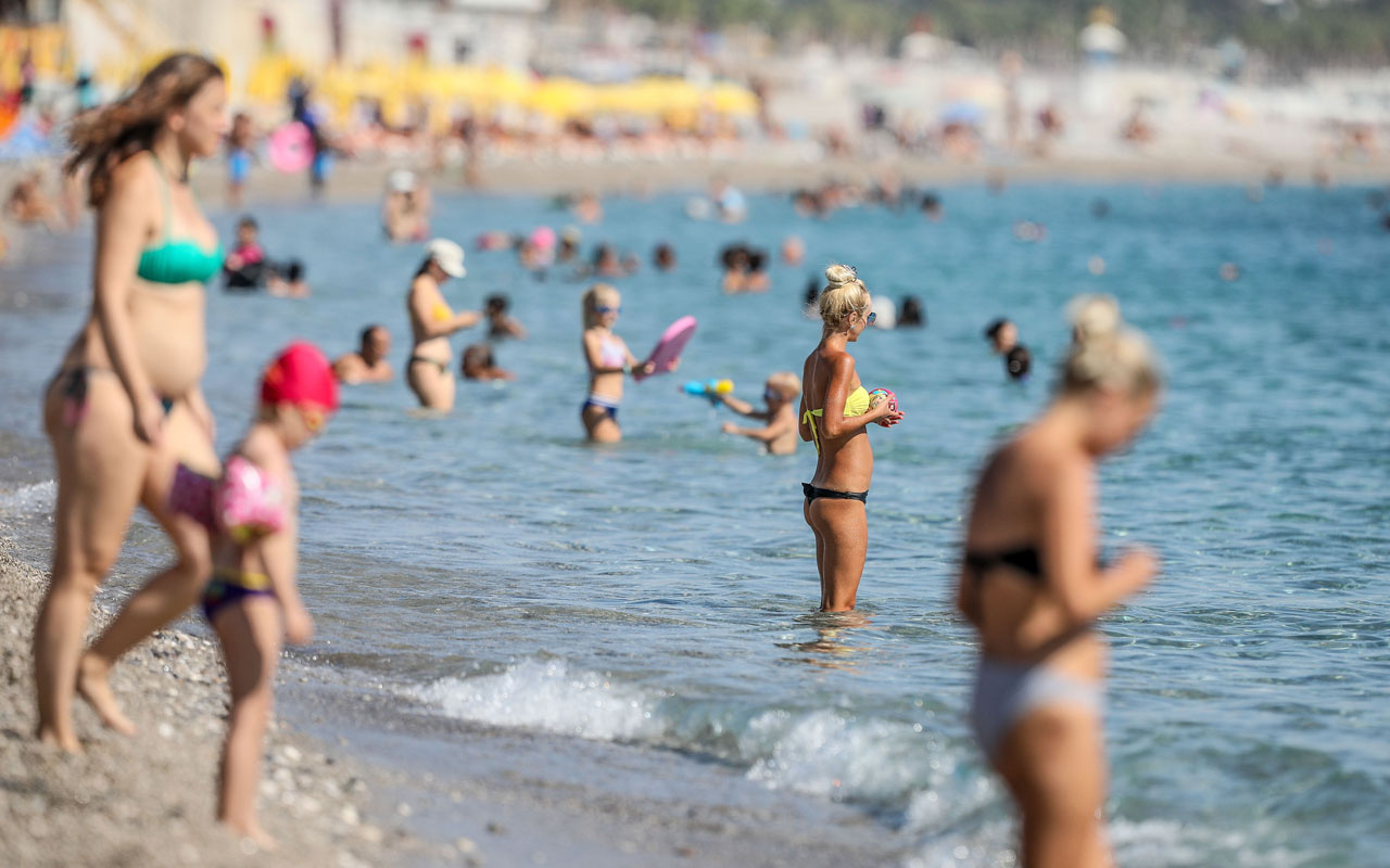 Konyaaltı Sahili'nde deniz, kum ve güneş sefası Antalya yazı aratmamaya devam ediyor