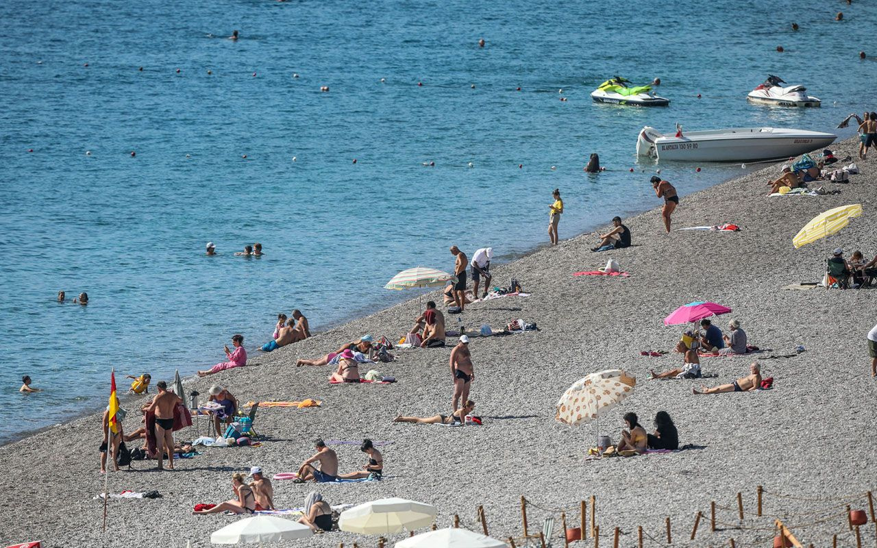 Konyaaltı Sahili'nde deniz, kum ve güneş sefası Antalya yazı aratmamaya devam ediyor