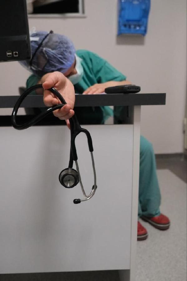 Korona servisinde çalışan doktor, sağlık çalışanlarının mücadelesini kare kare fotoğrafladı