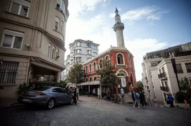 Taksim'de Selime Hatun Camii'nin imamı caminin kapılarını kimsesizlere açtı
