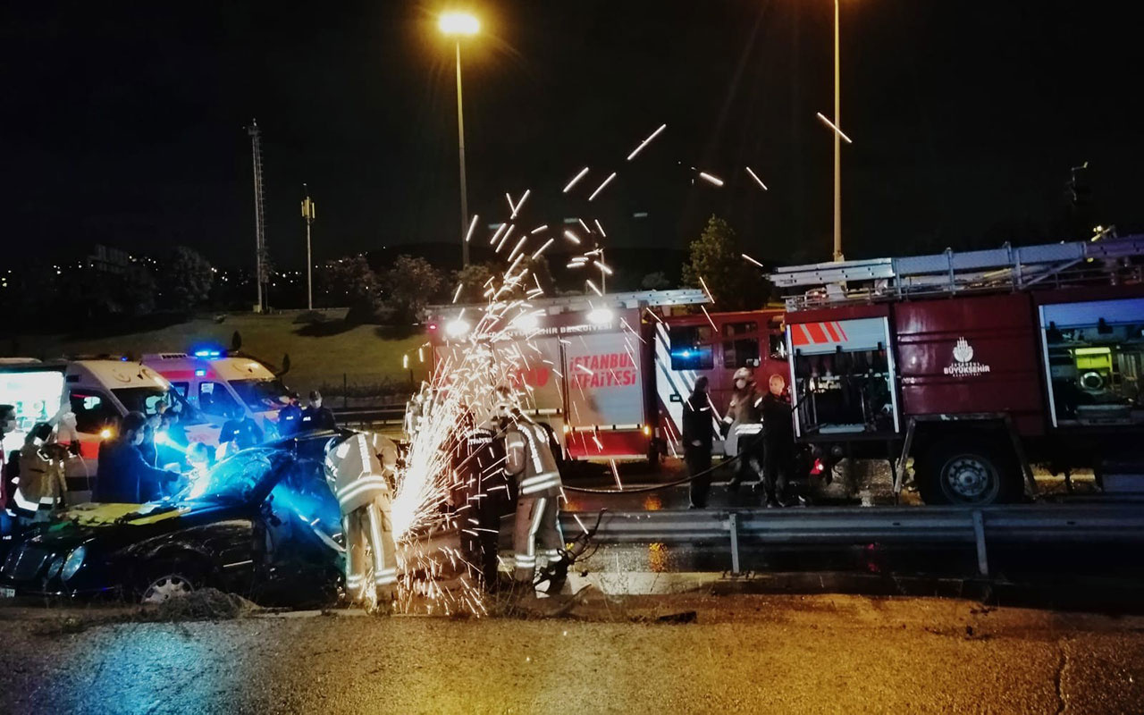 İki kişinin ayakları koptu! İstanbul'da lüks araç bariyere saplandı