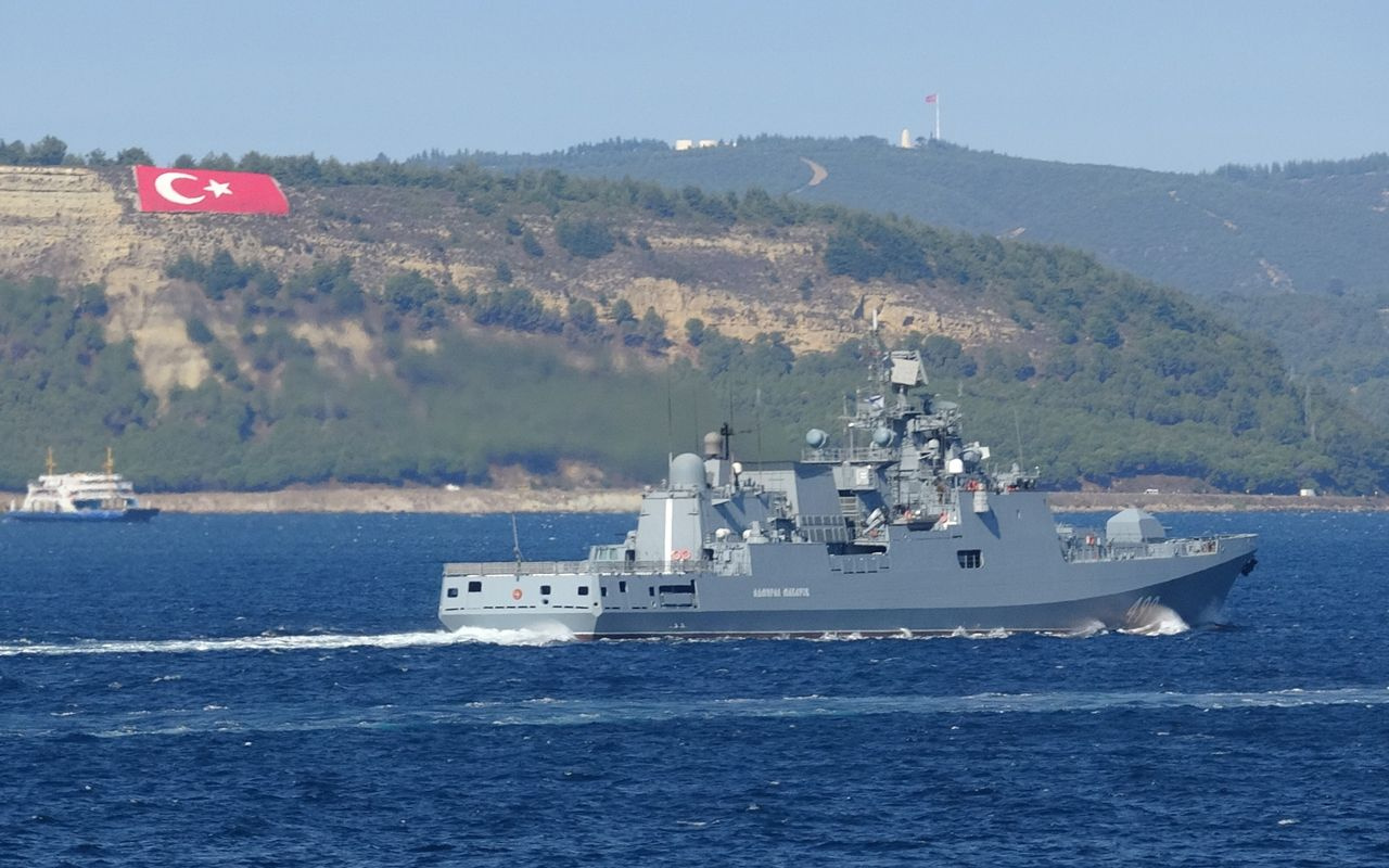Rusya'nın 'Admiral Makarov'u Çanakkale Boğazı’ndan geçiş yaptı