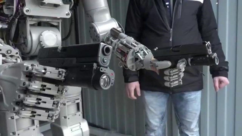 İnsansı robot Fedor'un Twitter hesabı kapatıldı silah taşıyıp araba kullanabiliyor!