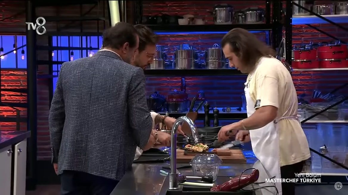 MasterChef Türkiye'de Mehmet Yalçınkaya'yı Barbaros çıldırttı 'Vurayım mı?'