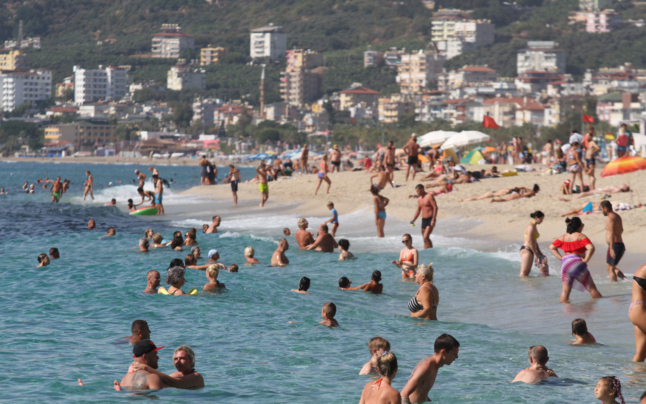 Antalya'nın Alanya ilçesi kışa kendini unutturdu deniz sefası sürüldü