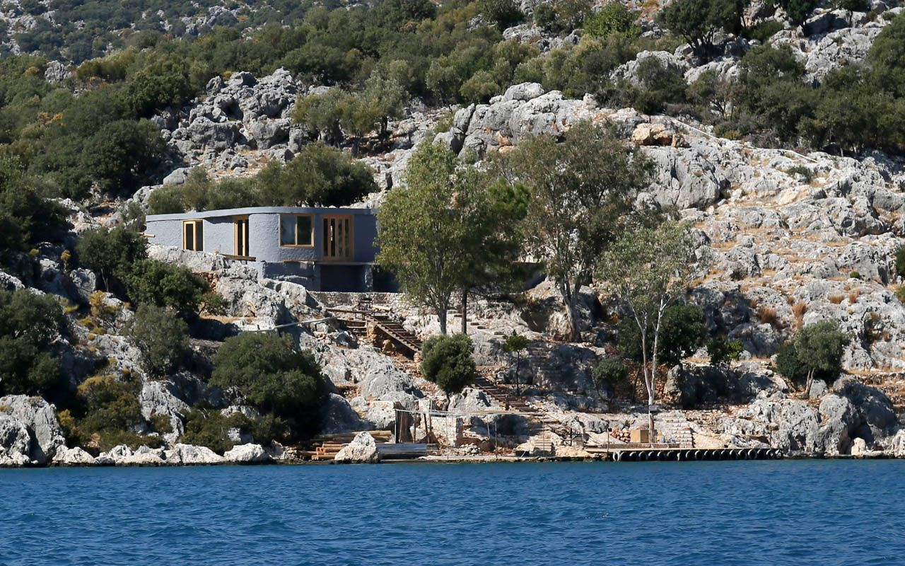 Antalya'da koruma altındaki doğa harikasına kaçak villa diken İngiliz çıktı