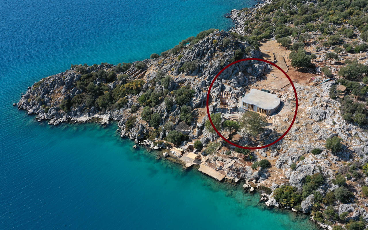 Antalya'da koruma altındaki doğa harikasına kaçak villa diken İngiliz çıktı