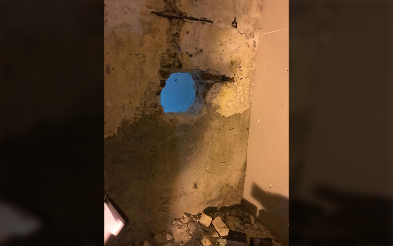 İstanbul Bağcılar'da duvarı delip hırsızlık yapan 4 şüpheli yakalandı