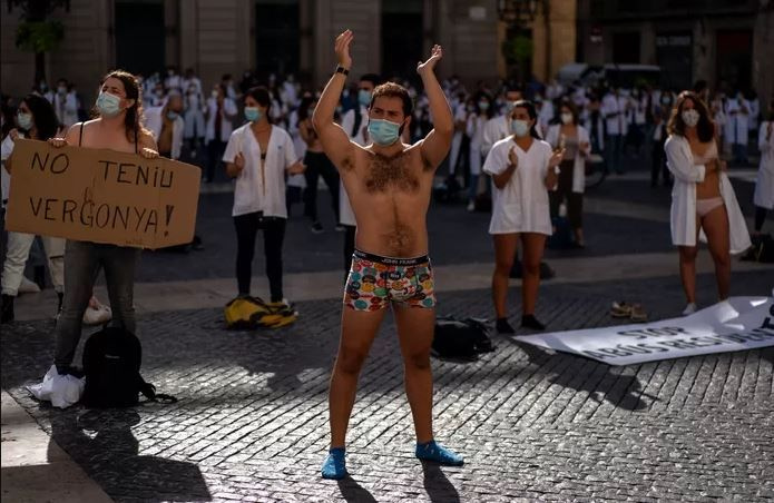 İspanya'da görüşmemiş protesto! Sağlık çalışanları soyundu