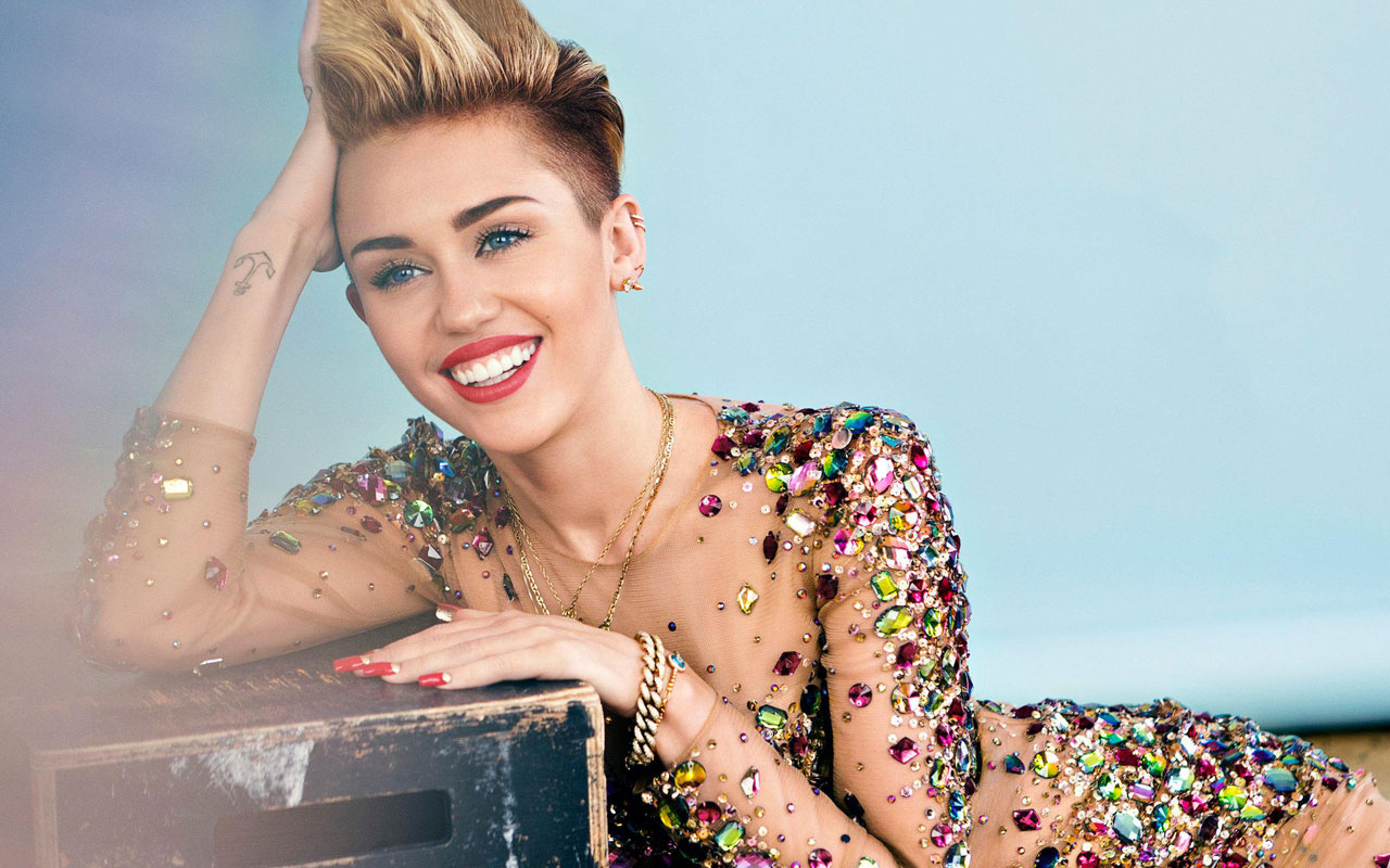 Miley Cyrus UFO'larla yaşadıklarını anlattı duyanlar kahkahalara boğuldu
