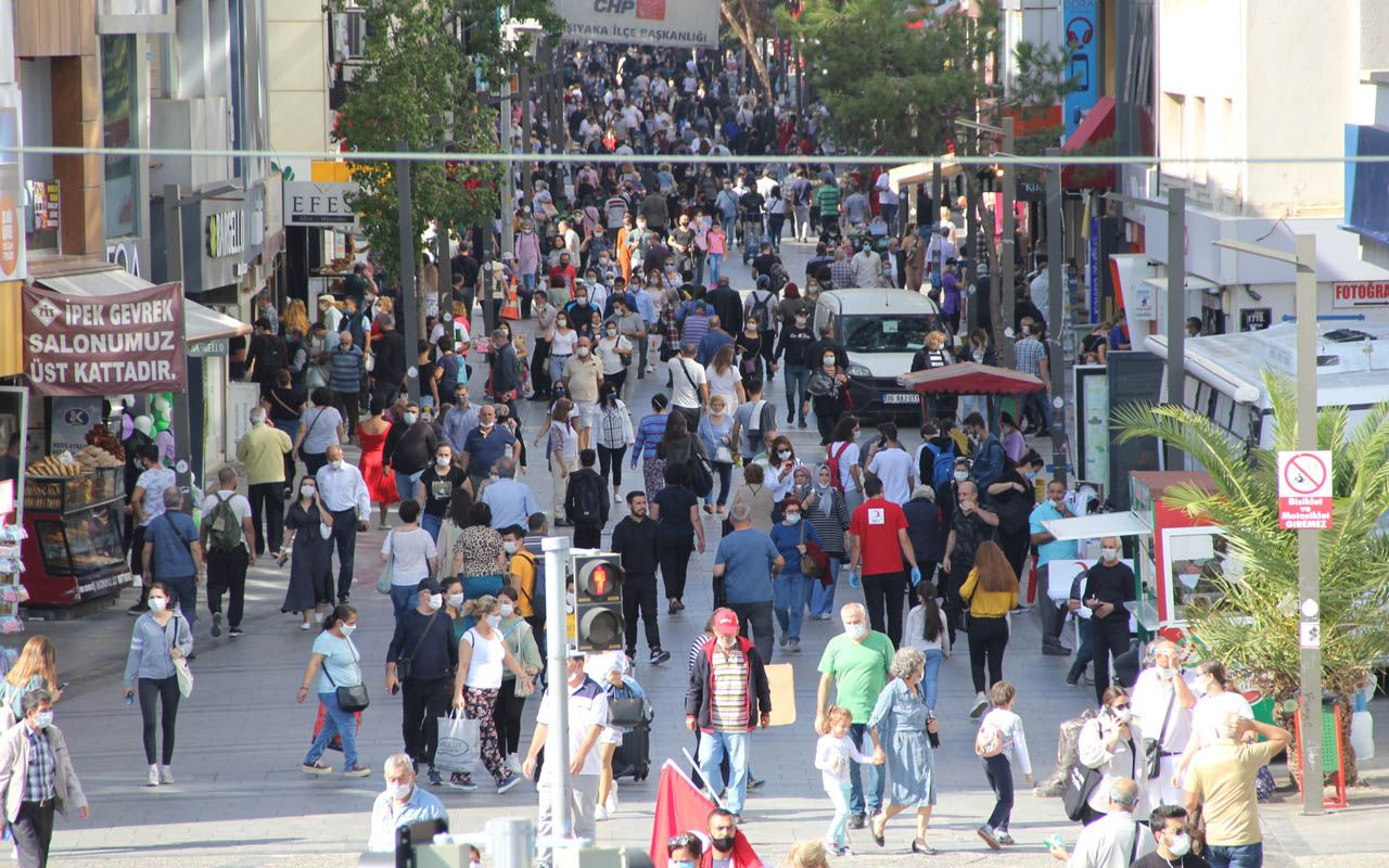 Vaka sayısının yükselişe geçtiği İzmir'de ürküten kalabalık