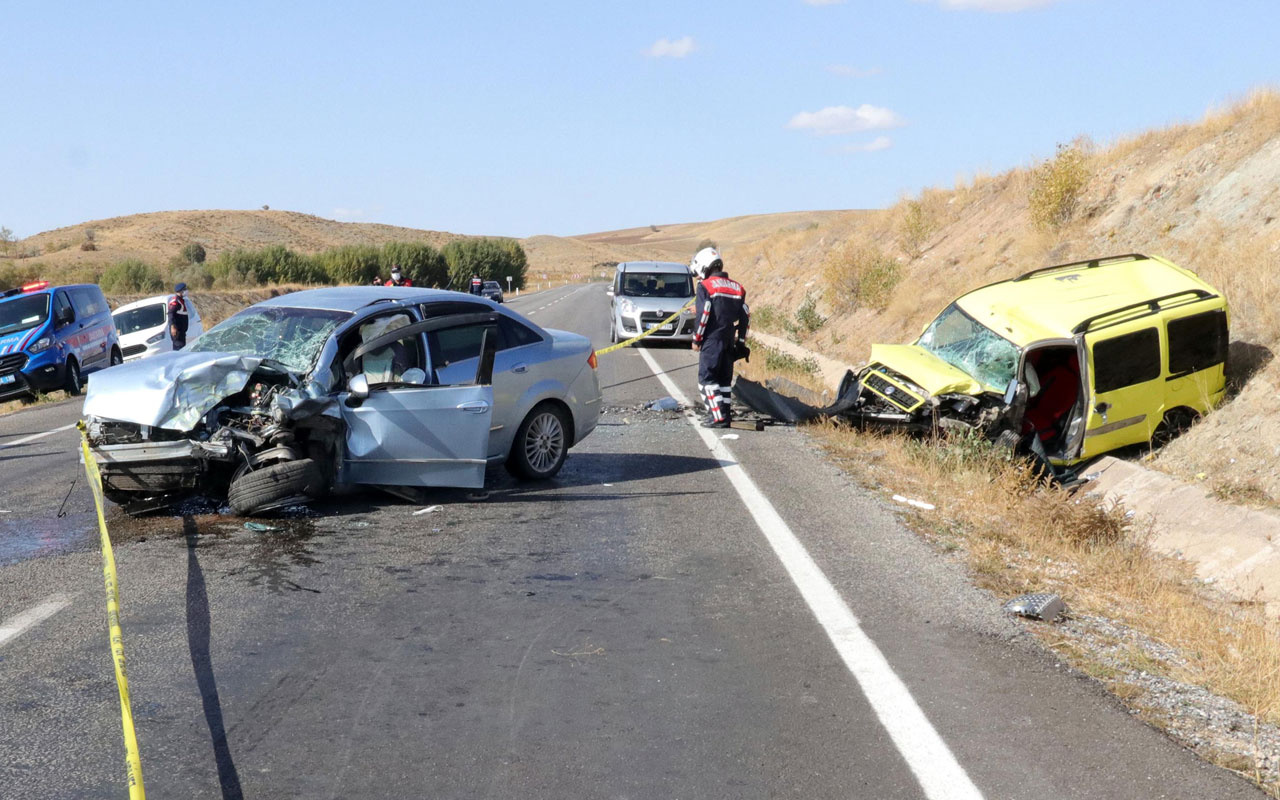 Yozgat'ta otomobil ile taksi çarpıştı: 2 ölü, 1 yaralı