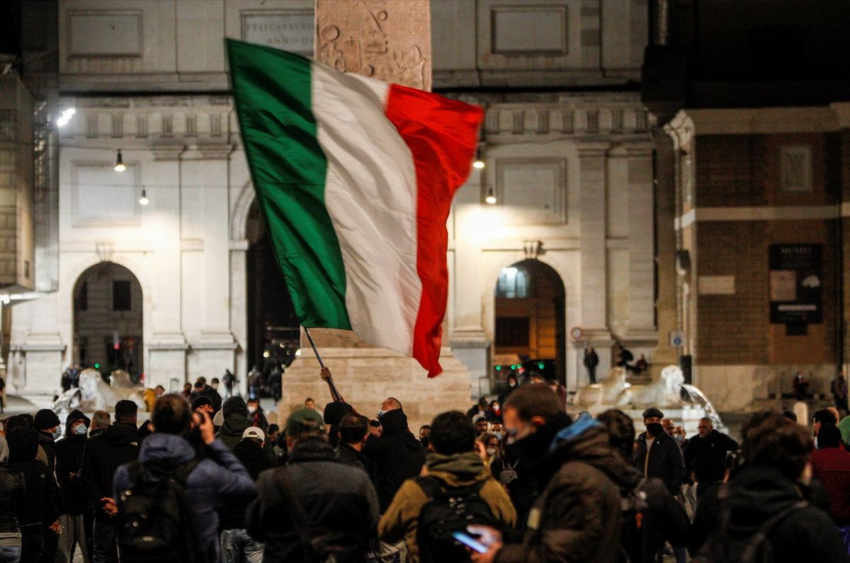 İtalya'da koronavirüs önlemleri protestosunda olaylar çıktı! Yaralananlar ve gözaltına alınanlar var