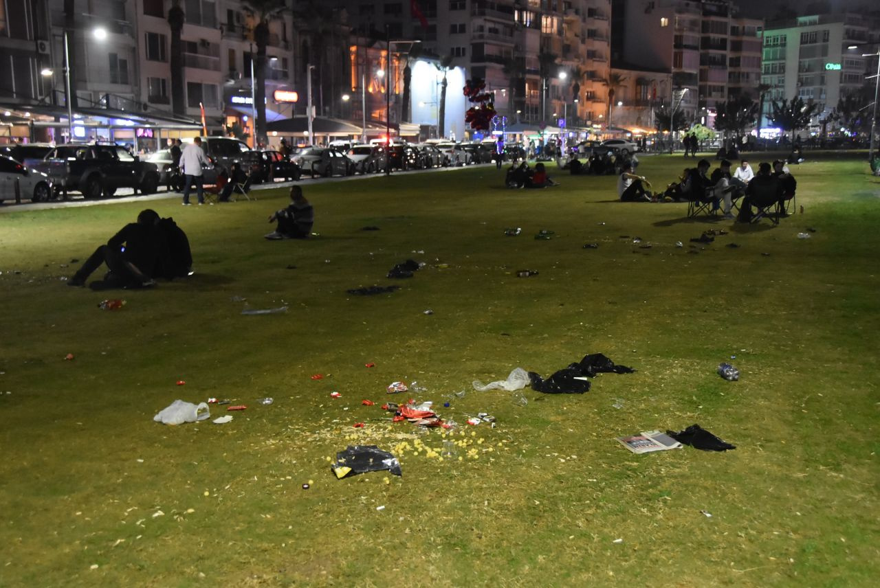 İzmir'de koronavirüs tedbirleri unutuldu! Kordon'a çöp yığınlarını bırakıp gittiler
