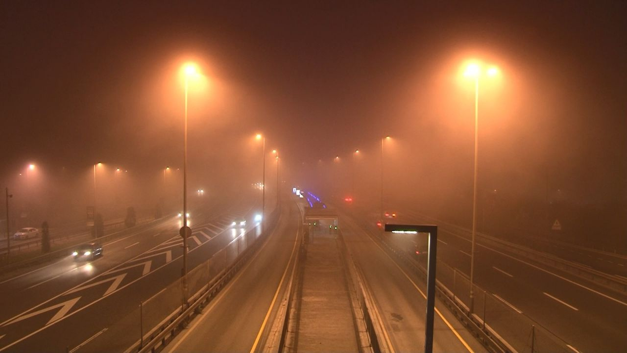 İstanbul'da göz gözü görmüyor! Meteoroloji yoğun sis ve pus için uyarmıştı