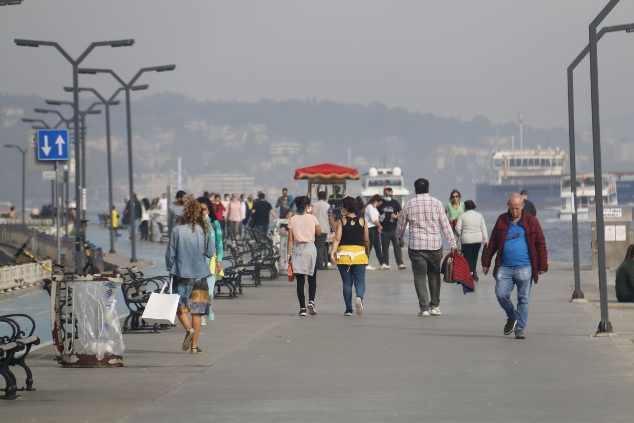 İstanbul'dan ürküten manzara! Sahillerde maskesiz ve sosyal mesafesiz yoğunluk