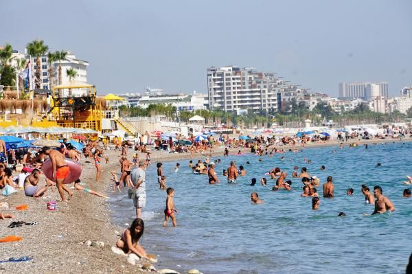 Antalya'da koronaya aldırış etmediler! Maskesiz deniz keyfi yaptılar