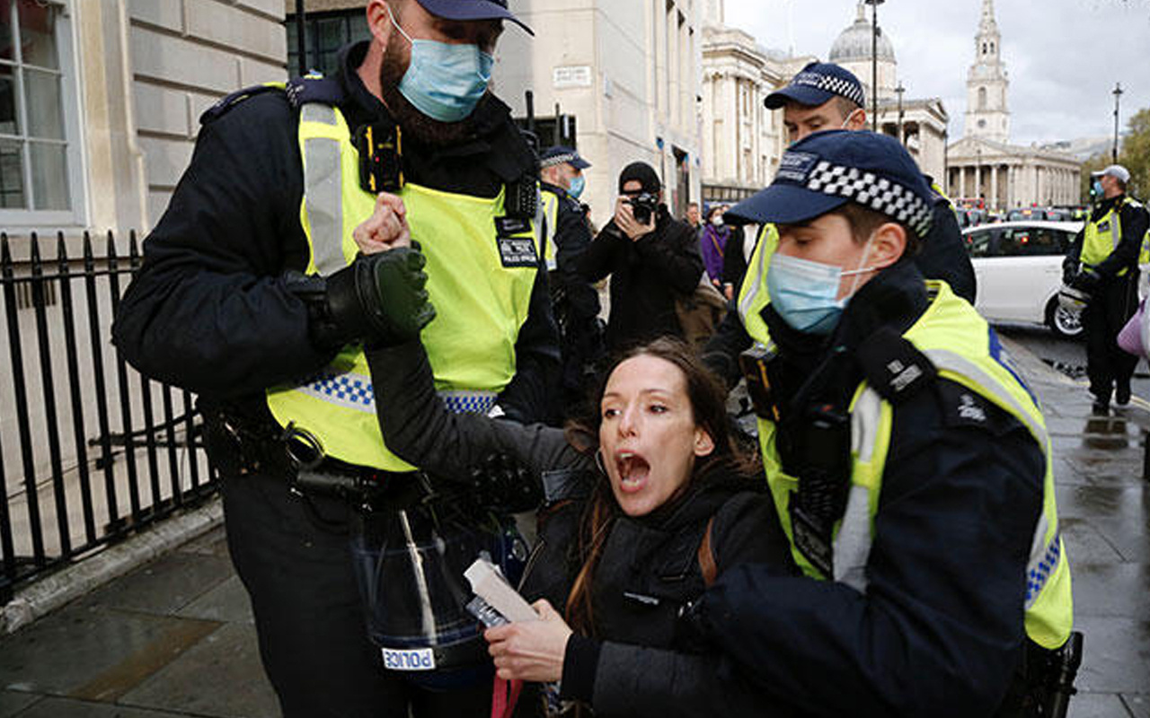 İngiltere'de aşı karşıtı grubun protestosunda ortalık karıştı! 'Hükumet yalan söylüyor'