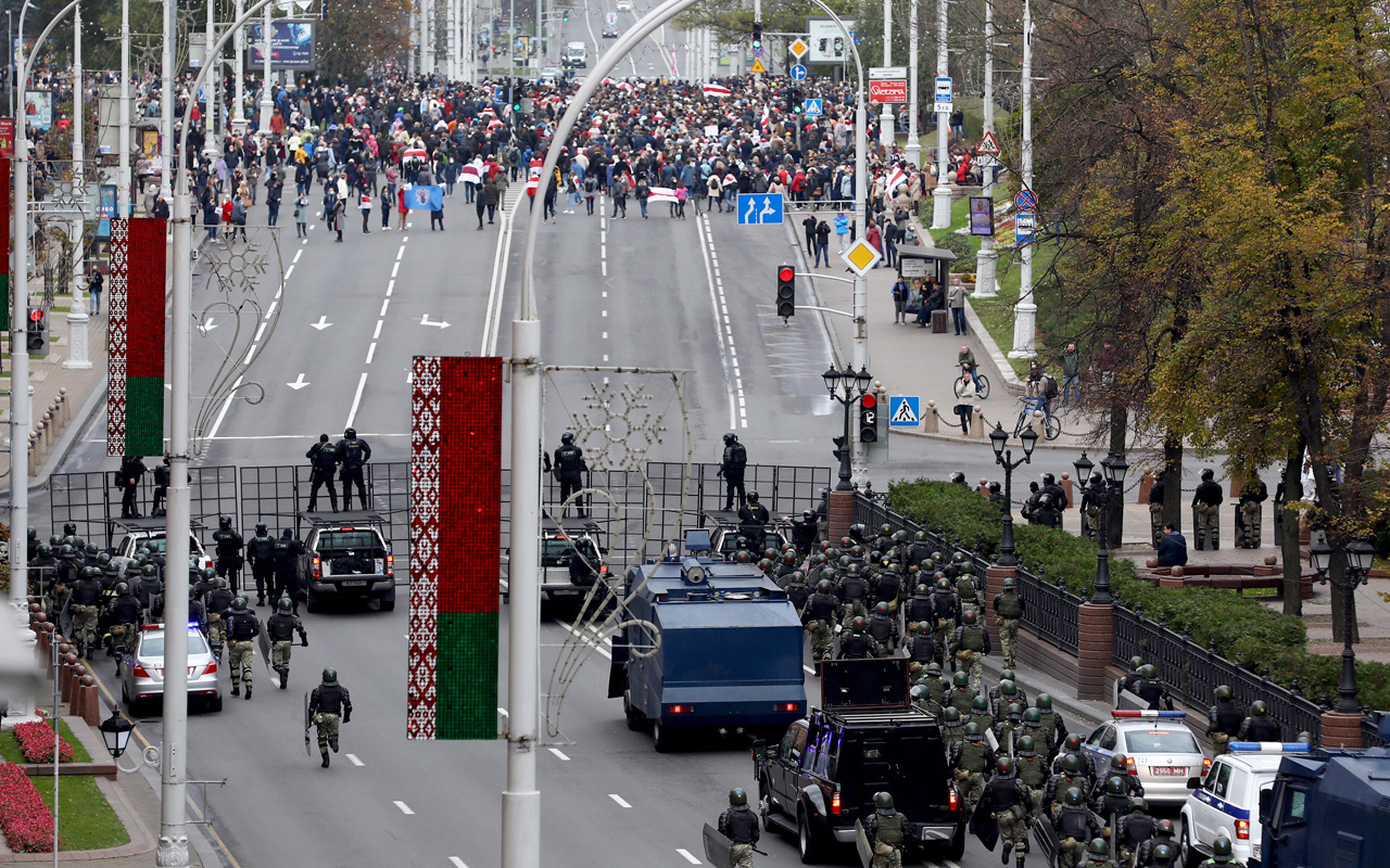 Belarus sokakları savaş alanına döndü: Lukaşenko'ya verilen 'istifa süresi' dolunca...