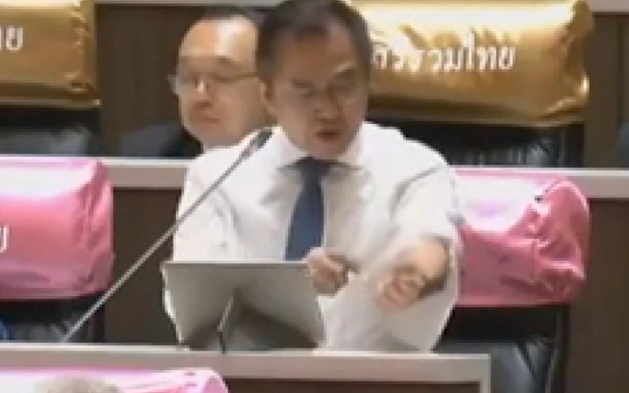 Tayland'da milletvekili meclis konuşmasında kolunu kesti