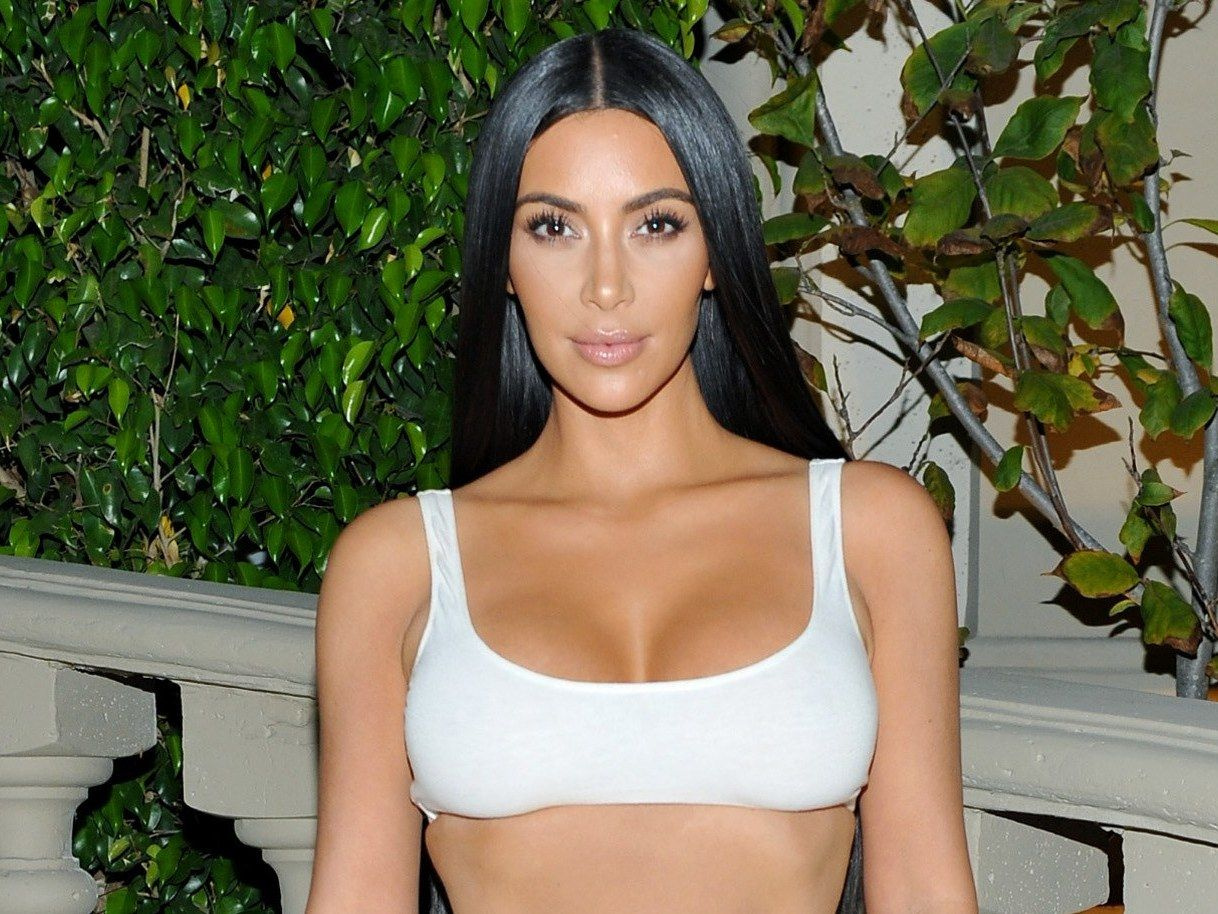Kim Kardashian özel adada yeni yaşını kutluyor! Bikinili olay pozlar