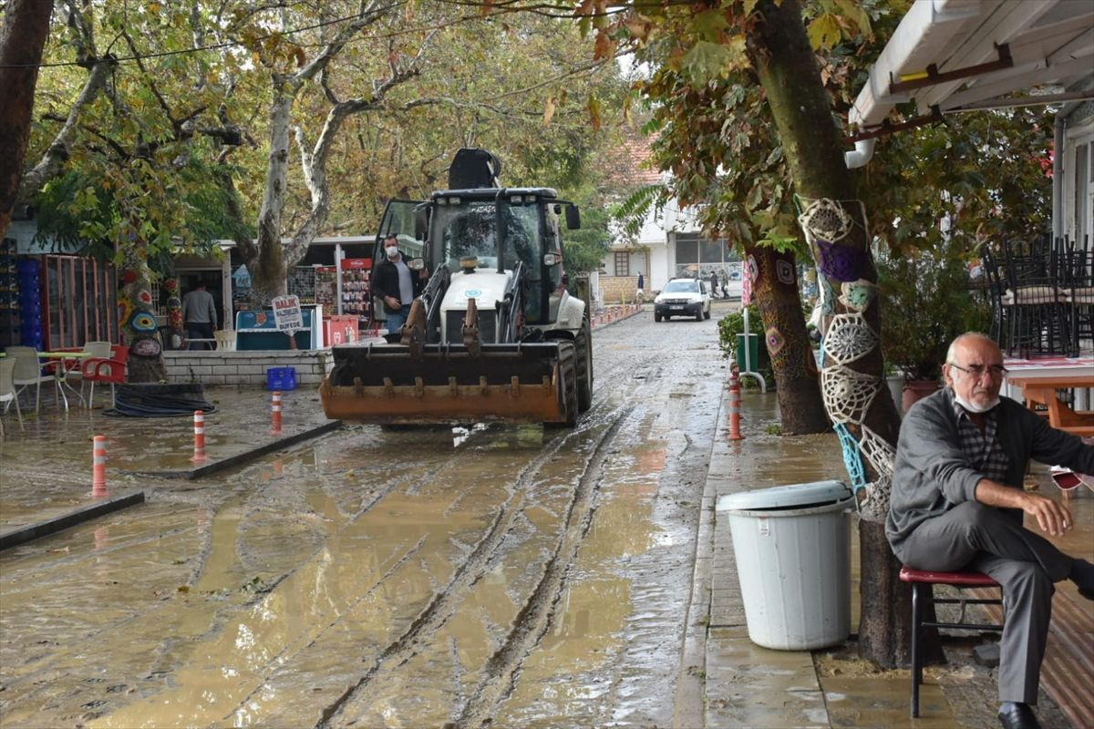 Tekirdağ Şarköy'ü sağanak vurdu evleri su bastı yola göle döndü