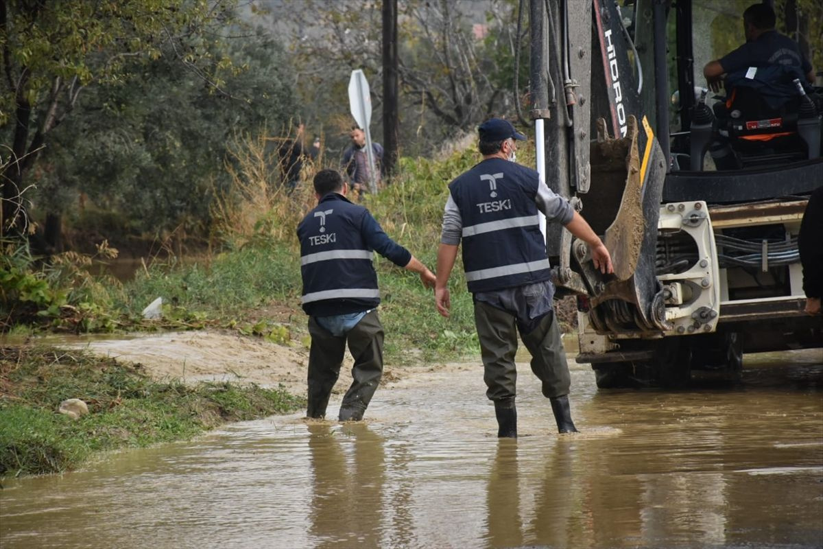 Tekirdağ Şarköy'ü sağanak vurdu evleri su bastı yola göle döndü