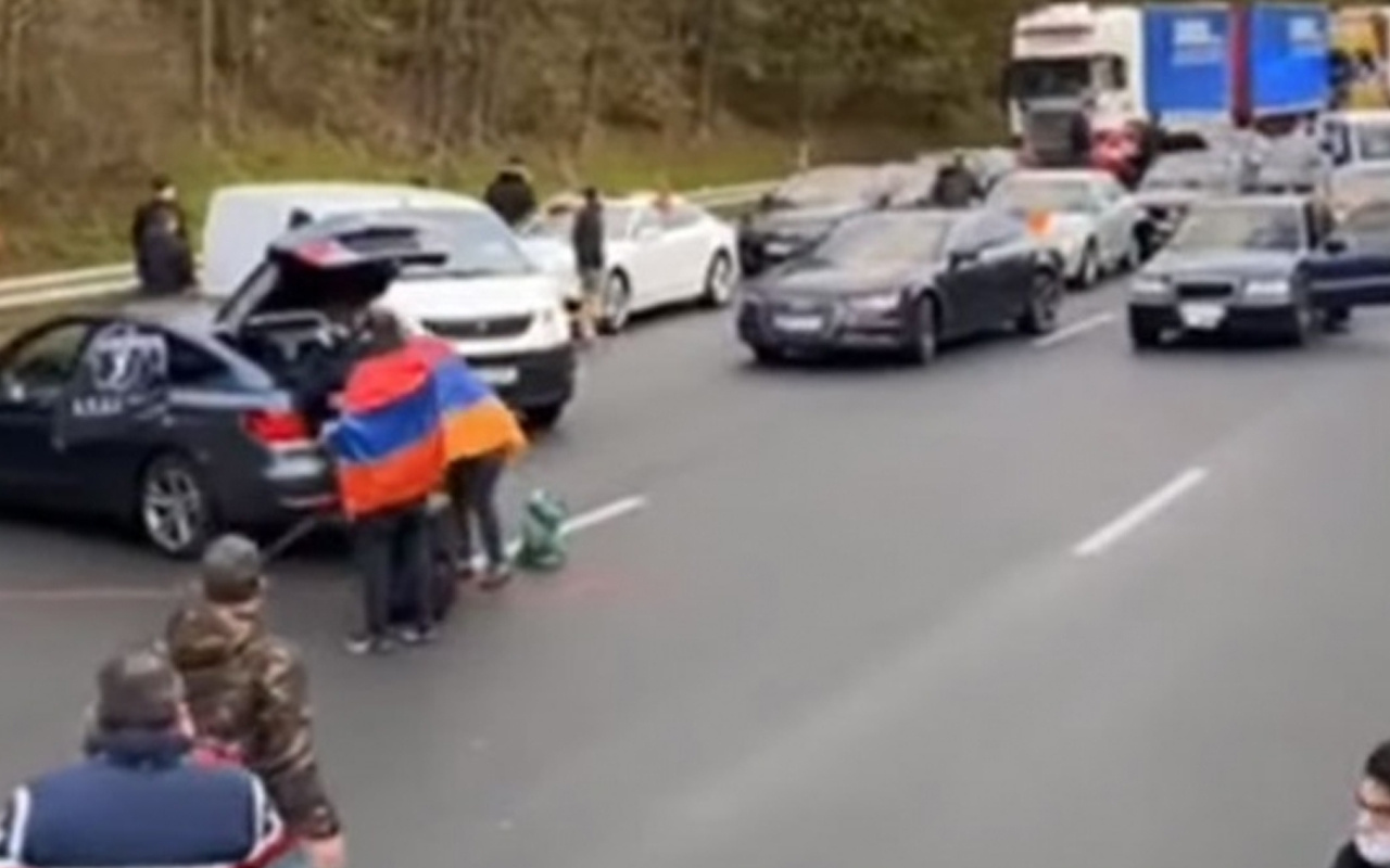 Fransa'da Ermeni protestocular işe giden Türklere sopalarla saldırdı: 5 yaralı