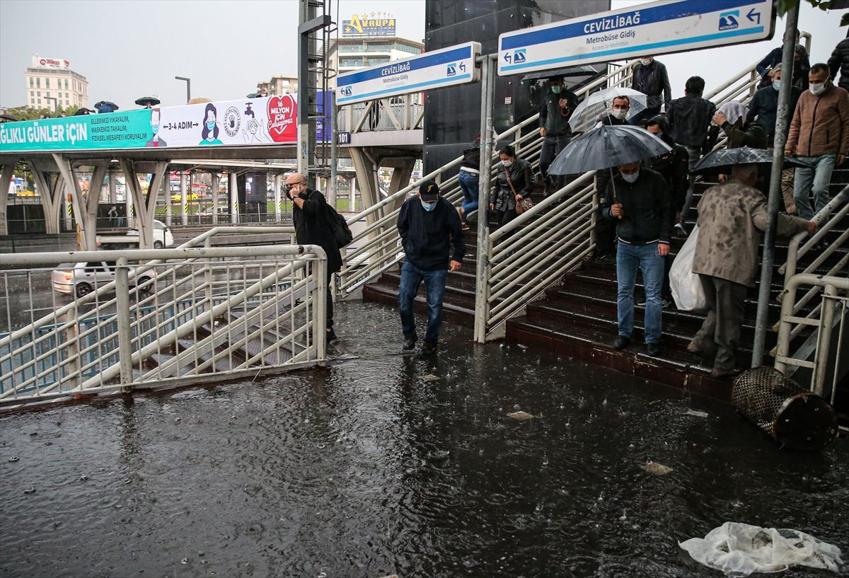 İstanbul için 'Sarı Alarm' verildi! Gök yarıldı bardaktan boşanır gibi yağıyor