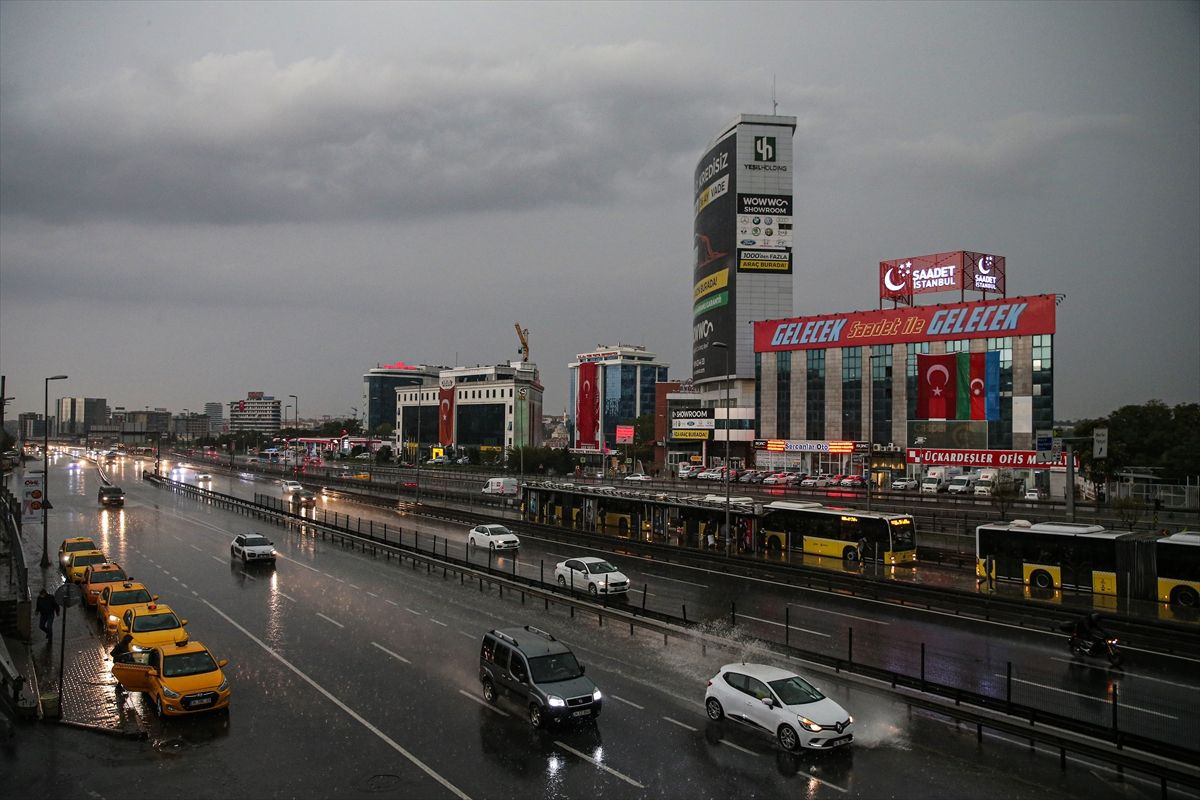 İstanbul için 'Sarı Alarm' verildi! Gök yarıldı bardaktan boşanır gibi yağıyor