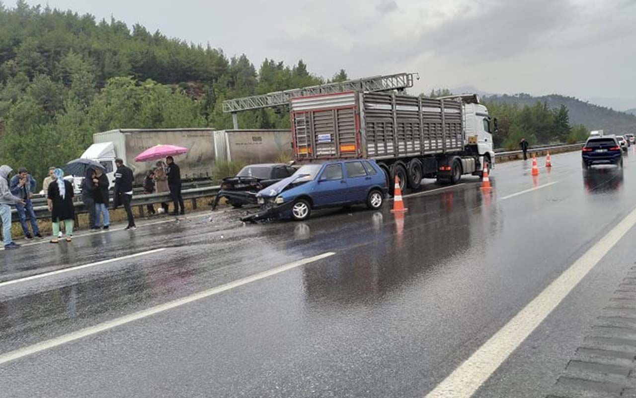 Aydın-İzmir otoyolunda yok böyle kaza! Otomobil TIR'a arkadan çarptı 12 kişi yaralandı