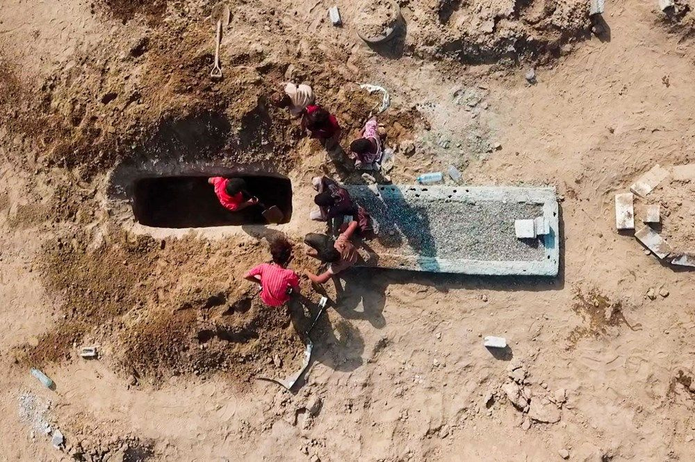 Yemen'de uydu görüntüleri ortaya çıktı! Kazılan yüzlerce mezar görenleri korkuttu