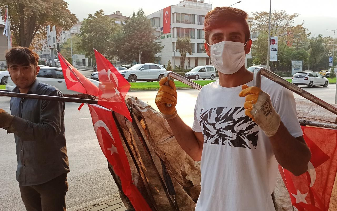 Bursa'da kağıt topladıkları aracı Türk bayrağıyla donatan gençler 29 Ekim'i kutladı