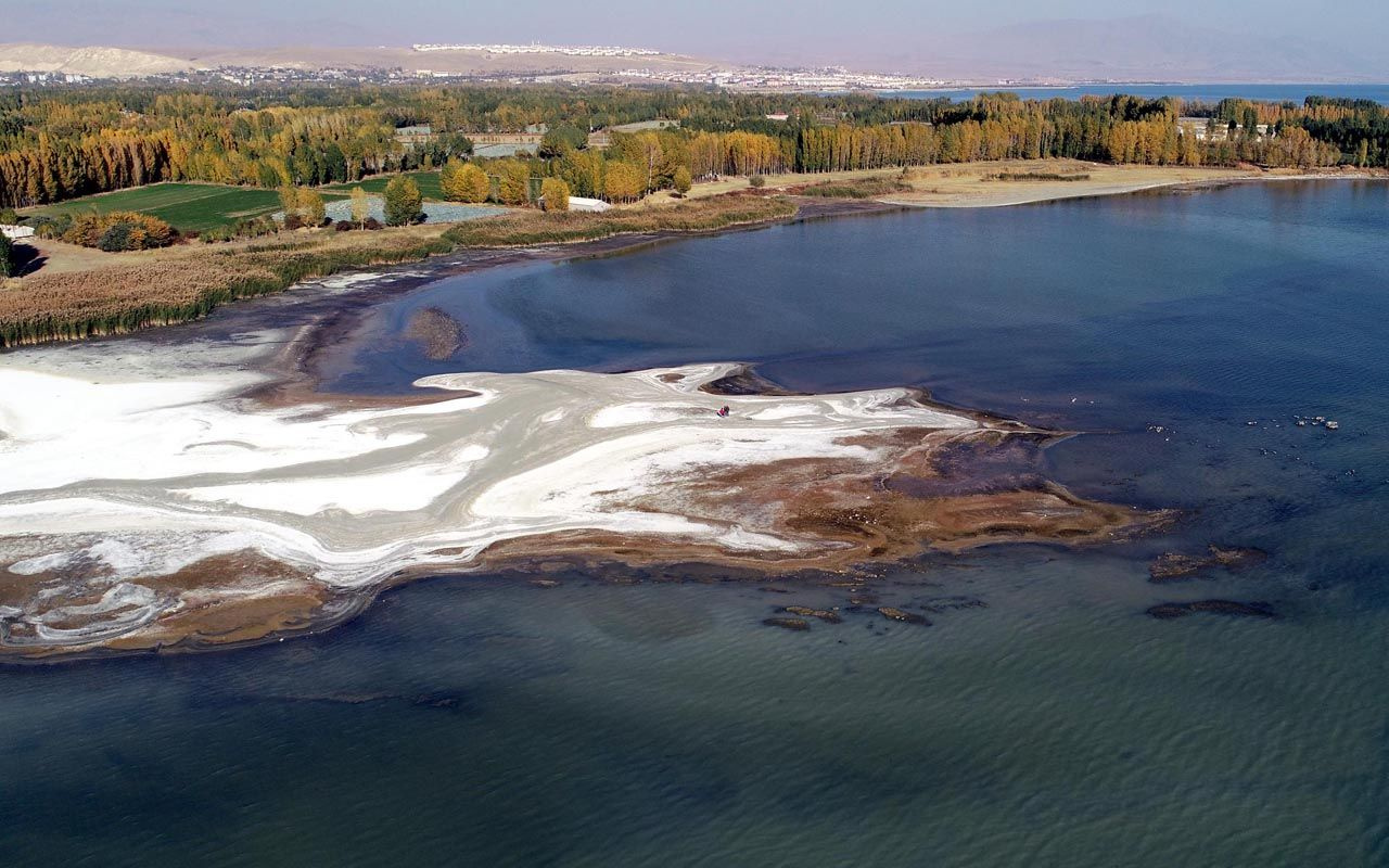 Van Gölü sular çekilince beyaza büründü! Mikrobiyalitler ortaya çıktı