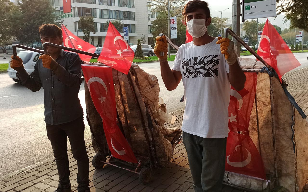 Bursa'da kağıt topladıkları aracı Türk bayrağıyla donatan gençler 29 Ekim'i kutladı