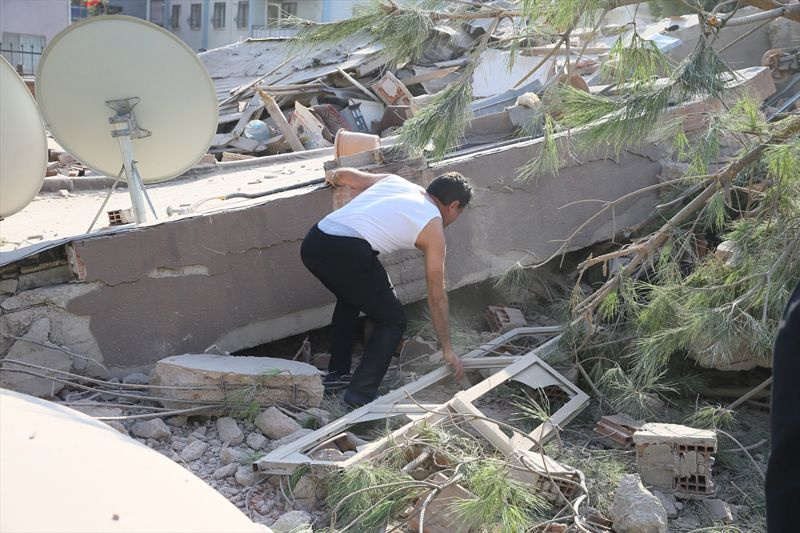 İzmir'de çok sayıda bina yıkıldı! Şiddetli deprem sonrası şok görüntüler