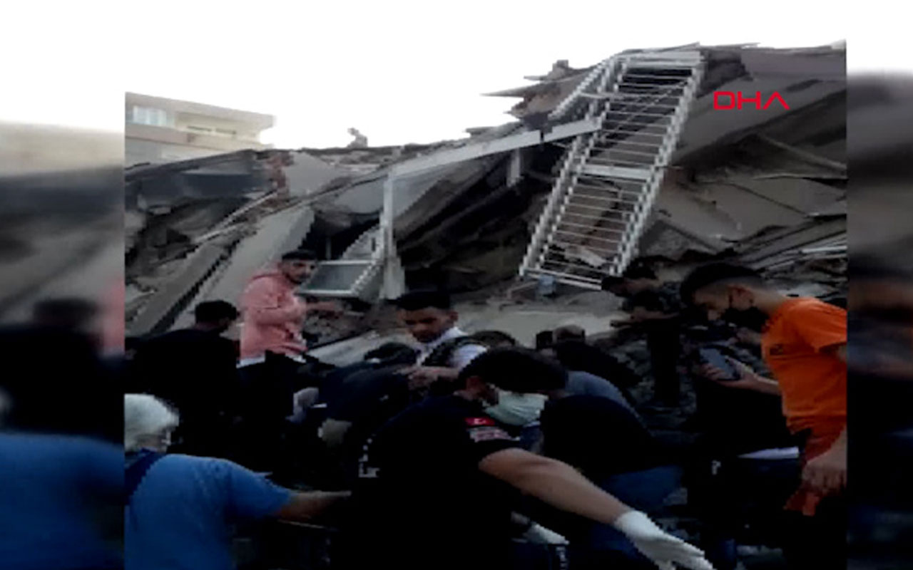İzmir'deki depremde enkazdan yaralının çıkarılma anı