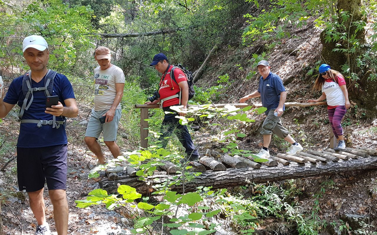 Adana'da kış öncesi son kanyon sefası! 12 kilometre yürüyüp iplerle ulaştılar