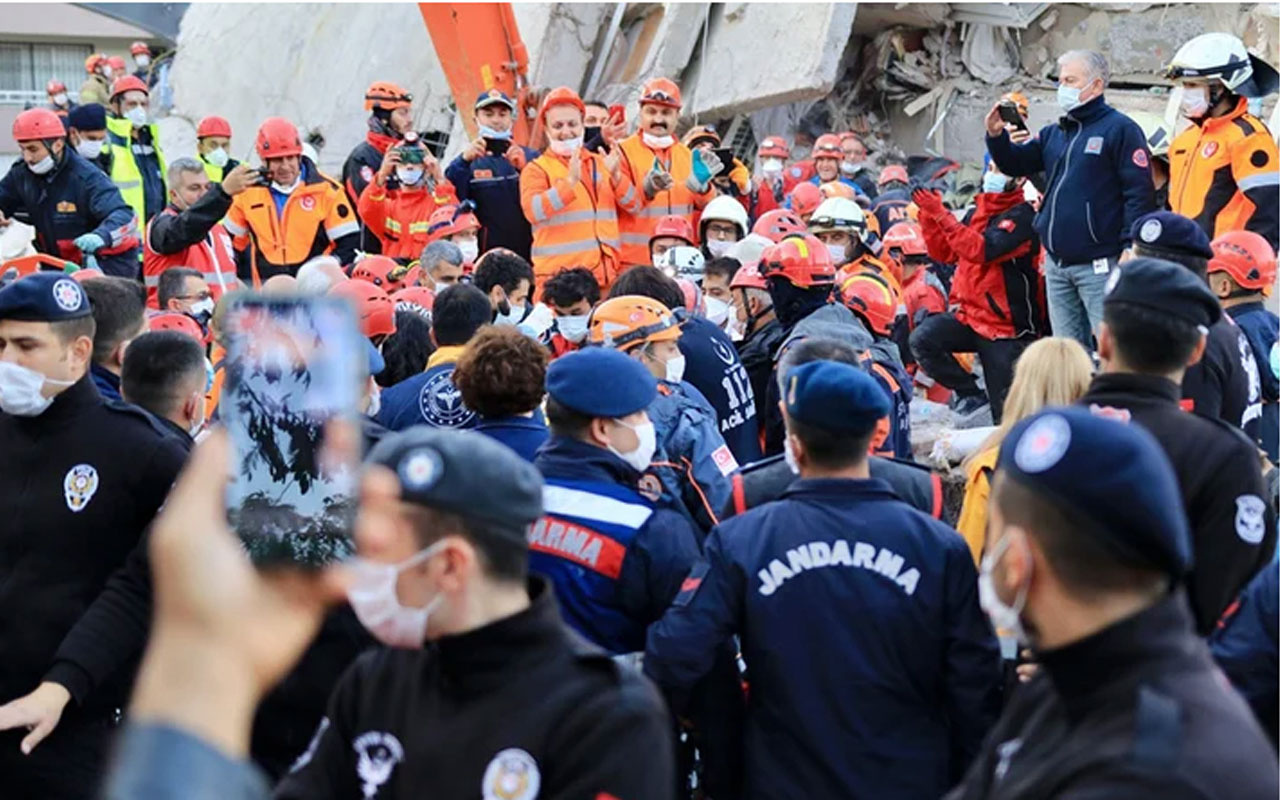 İzmir depremindeki enkazdan 17 saat sonra kurtarıldılar