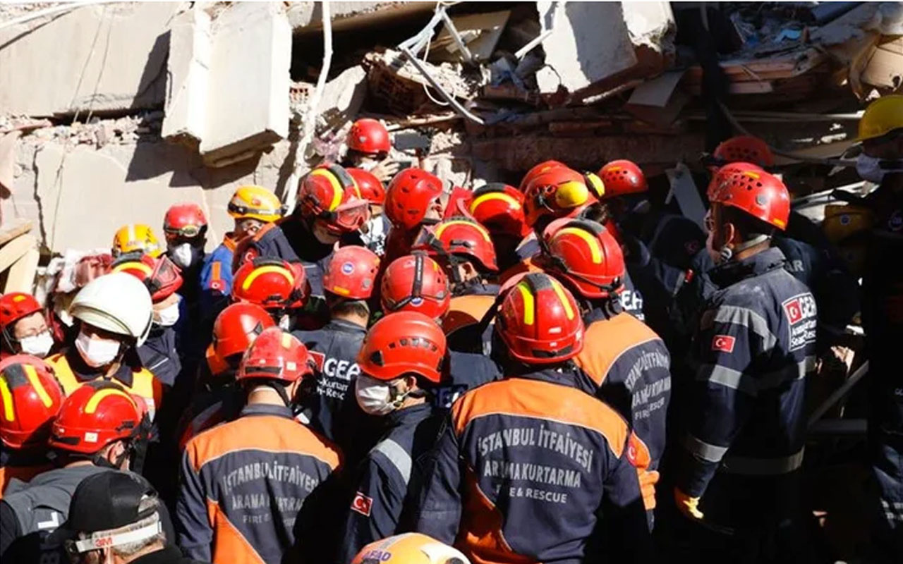 İzmir'deki depremde 26 saat sonra enkazın altından çıkarıldı