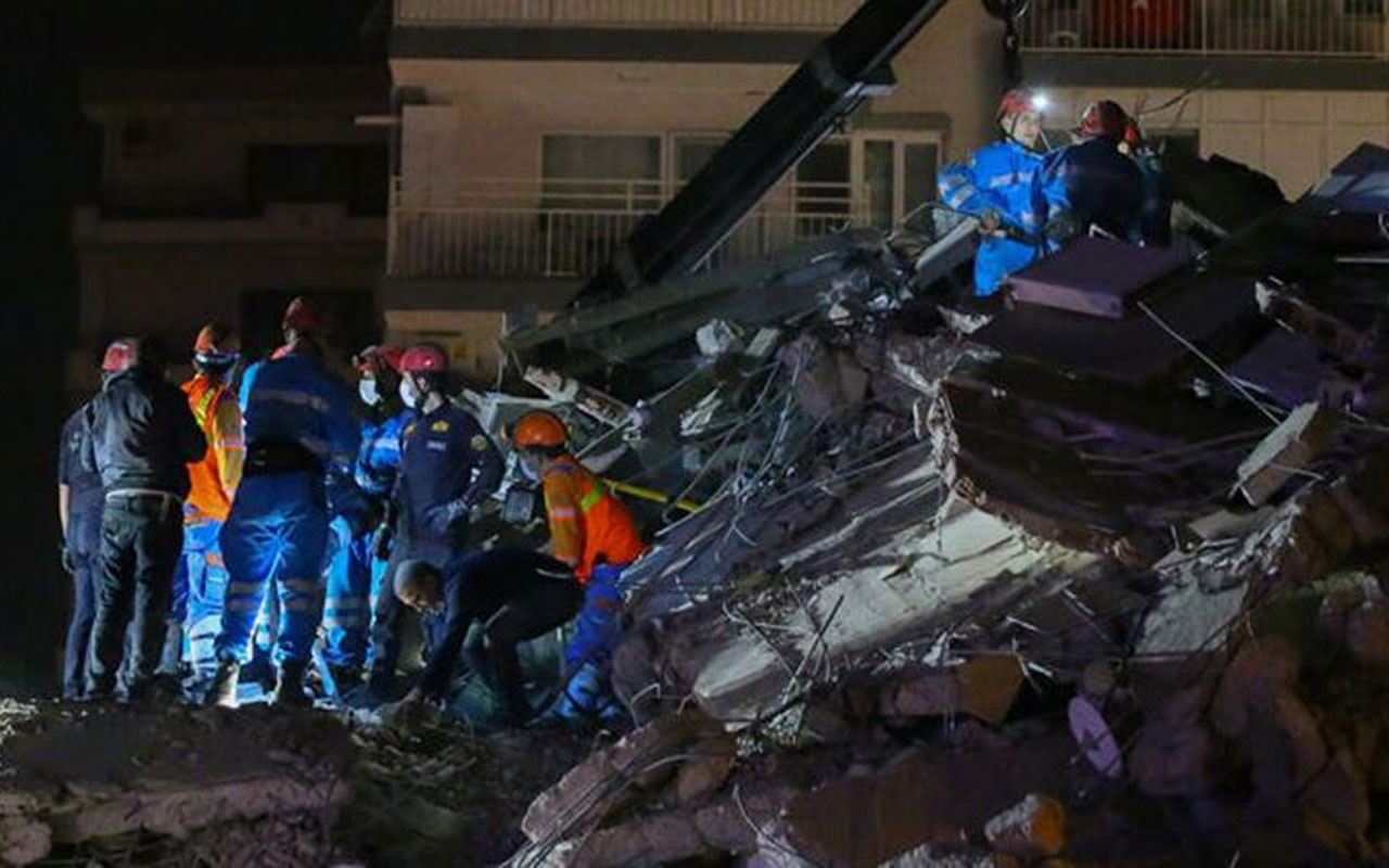İzmir'de depremin 14 ve 15. saatlerde gelen iki ayrı mucize kurtuluş! Biri 62 biri 53 yaşında