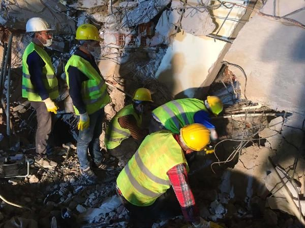 İzmir'de deprem! Somalı madenciler eylemi bırakıp yardım için İzmir'e koştu